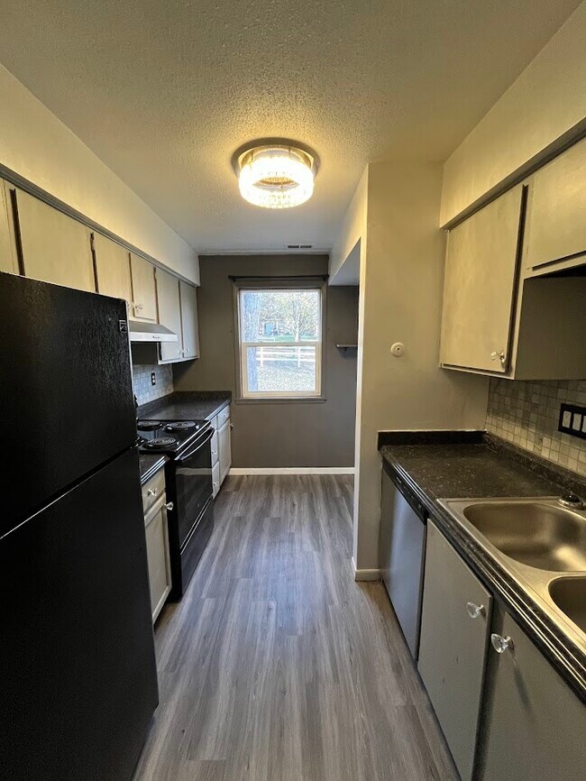 Building Photo - 368-368 Windsor Park Dr