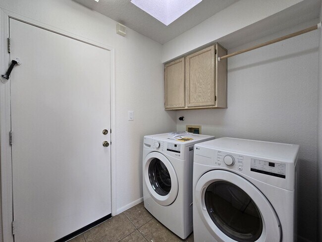 Building Photo - 4223 Sundance St