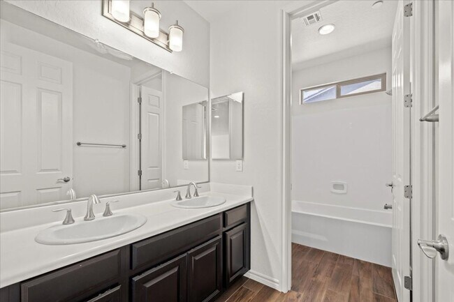 Building Photo - Fabulous Home with NexGen Sutie!