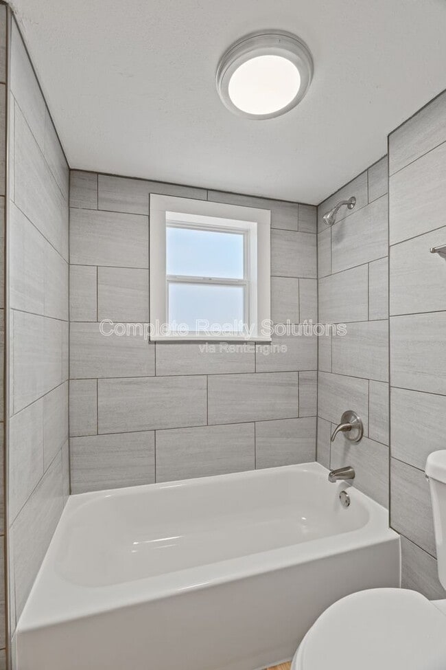 Building Photo - 9915 Castle Dr