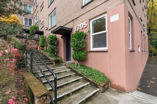 Building Photo - 1205 SW Cardinell Dr