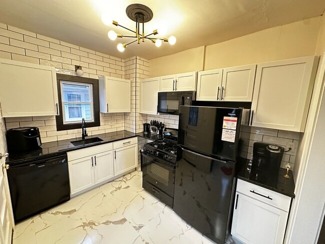 Building Photo - Charming Cleveland Heights Home in Prime Location