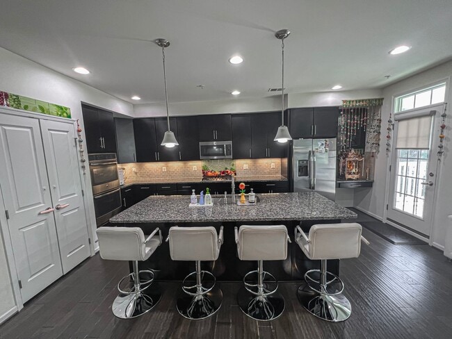 Building Photo - Stunning and Spacious 3 Bed, 2.5 Bath End-...