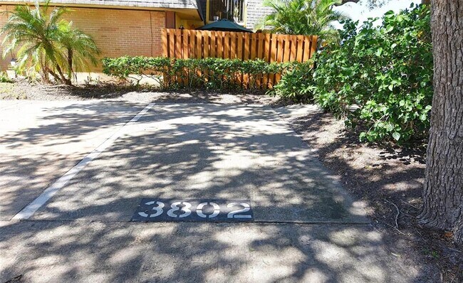 Building Photo - 3802 Saxon Dr