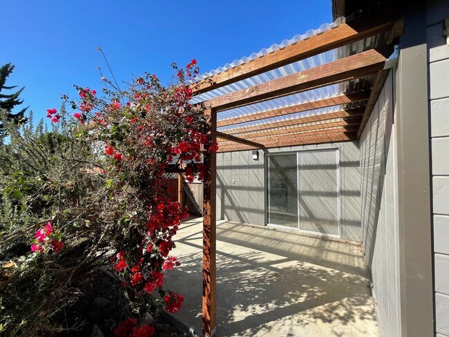 Building Photo - 489 Manzanita Dr