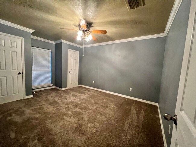 Building Photo - 4 BEDROOM GREENACRES BEAUTY!