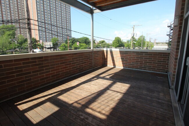 Building Photo - 1609 W Warren Blvd