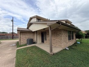 Building Photo - 2412 Lakeview Cir