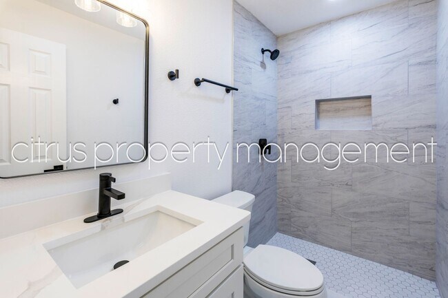 Building Photo - Impeccable, Fully Remodeled 3/2 with Huge Bonus Room Convenient to UCF!