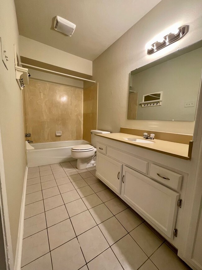 Building Photo - Beautiful 3 Bedroom 3 Bathroom Townhome for Rent