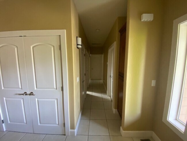 Building Photo - 528 W Nevada St