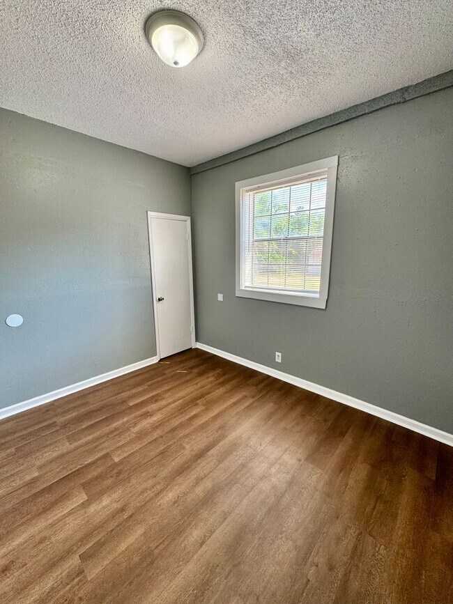 Building Photo - Available NOW -505 Tank hill Unit 2