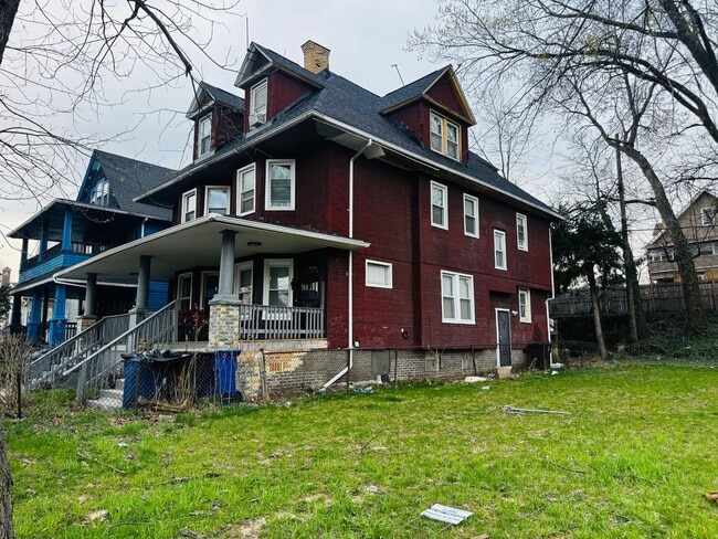 Building Photo - 576 E 110th St