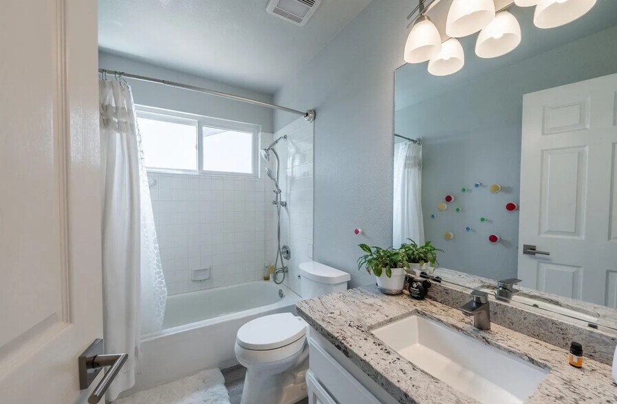 Building Photo - 932 University Ridge Ct