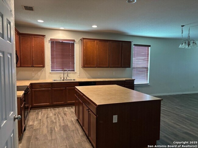 Building Photo - Welcome to this spacious 4 bedroom, 2 bathroom home located in Selma, TX.
