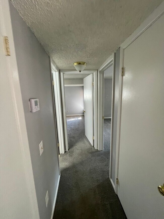 Building Photo - 1 MONTH FREE!! 2B/1B Upper Level Condo in Cottonwood Villas - Available NOW!