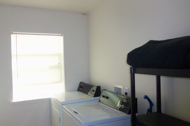 Building Photo - 196 - 3427/3429 SE 3rd