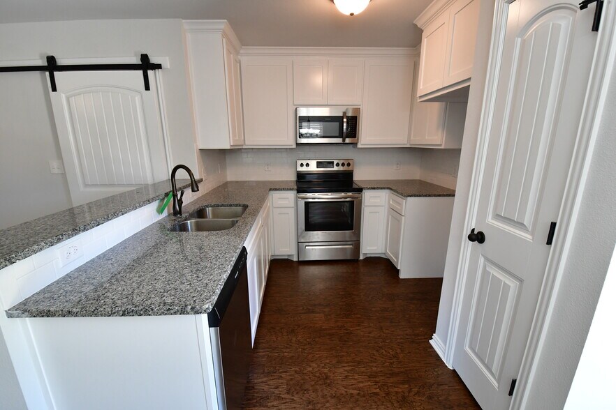 Primary Photo - 237 W Forest Ave