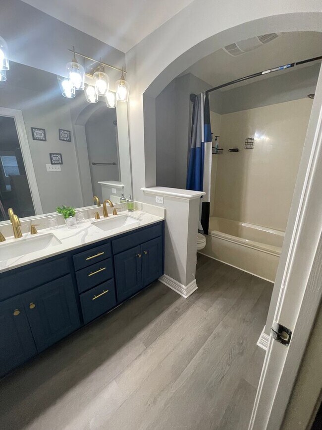 Building Photo - Gorgeous 5 Bedroom Home in The Haven!