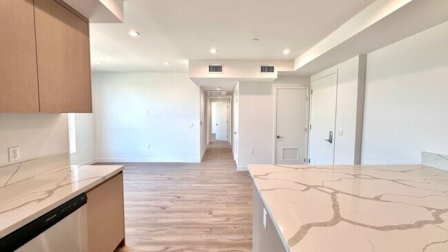Building Photo - Top Floor 2-Bedroom with Quartz Counters &...