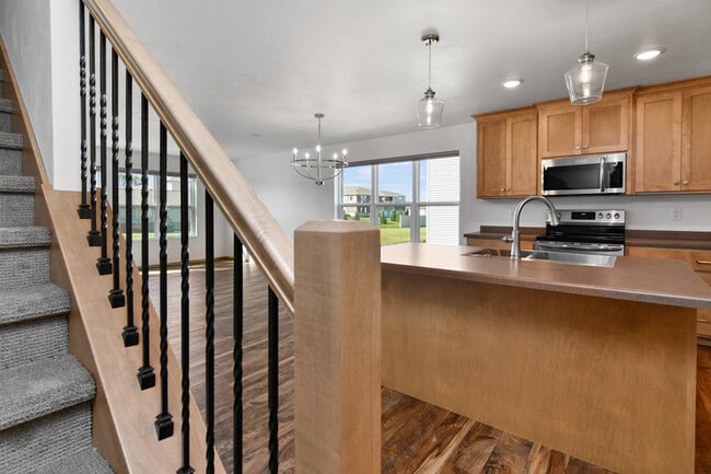 Building Photo - 2220 Blue Stem Ln