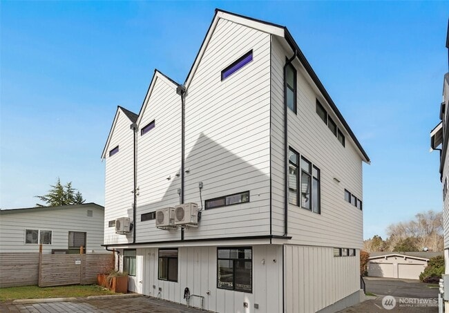 Building Photo - 5030 Sand Point Pl NE