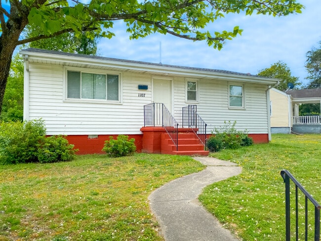 Building Photo - 1107 W Augusta Ave