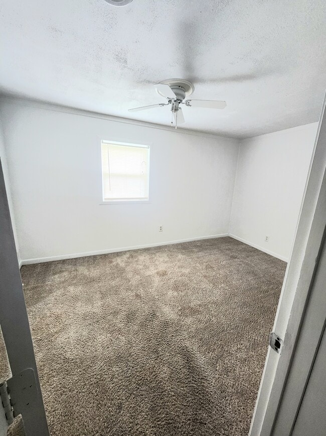 Main floor - bedroom #1 - 110 W Short St