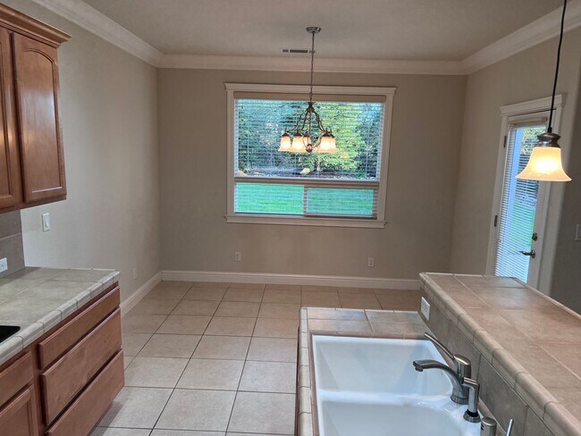 Building Photo - 3 bedroom, 2.5 bathroom home in great Neig...
