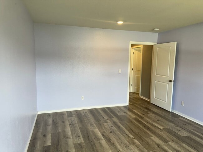 Building Photo - 4 bedroom 2.5 bathroom almost-new house in...