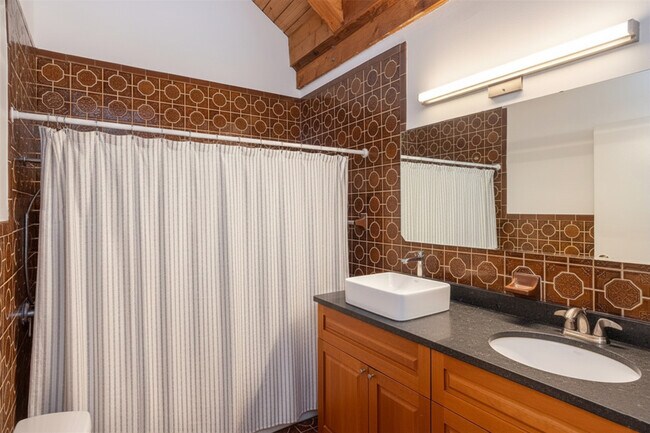 Building Photo - 497 N University Dr