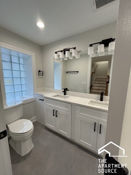 Building Photo - 858 N Paulina St