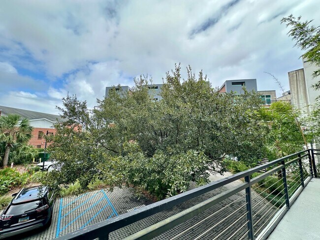 Building Photo - 2 BED | 2.5 BATH | URBAN CONDO | DOWNTOWN ...