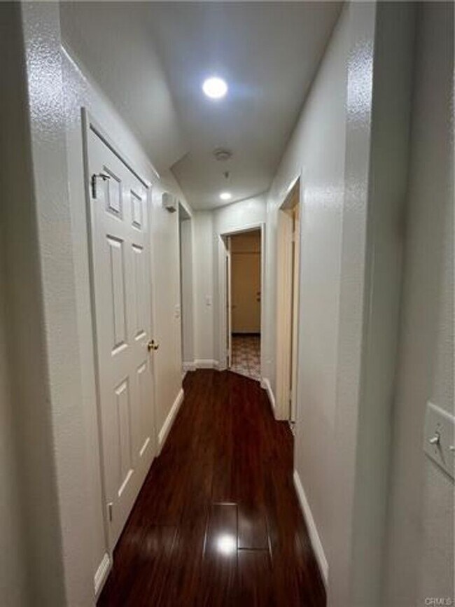 Building Photo - Beautifully designed townhome