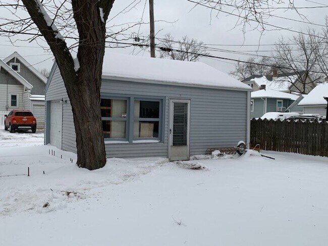 Building Photo - West Allis 3 bedroom 2 full bath home