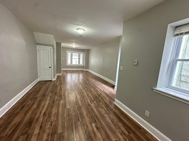 Building Photo - 440 W Fisher Ave