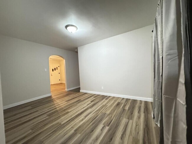 Building Photo - 1044 S Main Ave