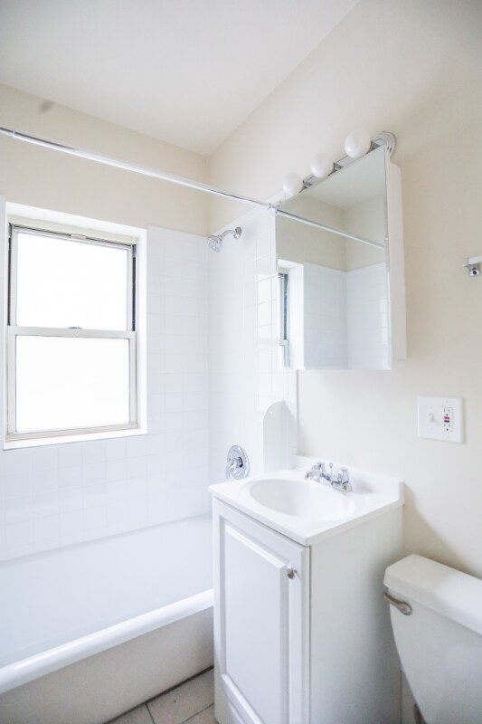 Building Photo - 1100 W Roscoe St