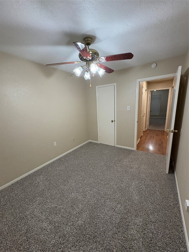 Building Photo - 1014 Stoneleigh Ct