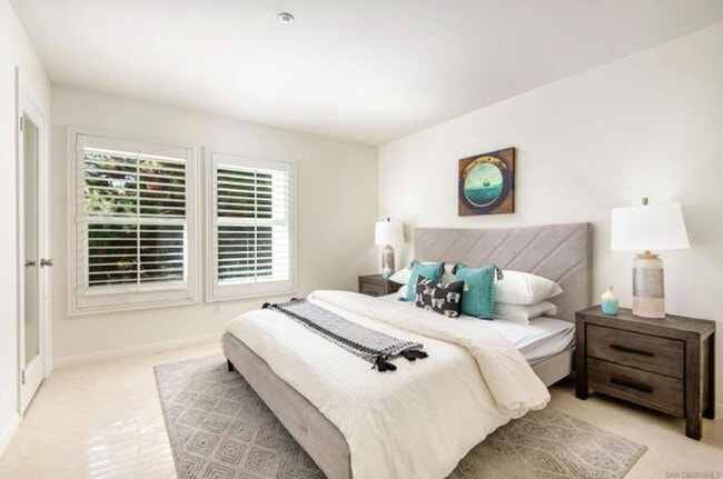 Building Photo - Spacious 4BR/4BA Tri-Level Coastal Townhome | 2 Car Garage | Washer & Dryer | Point Loma