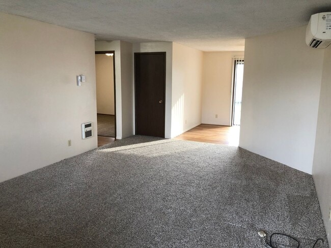 Building Photo - Great 2 bedroom 1 bathroom duplex in Springfield!