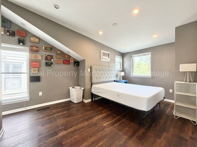 Building Photo - 340 E. Cambourne.