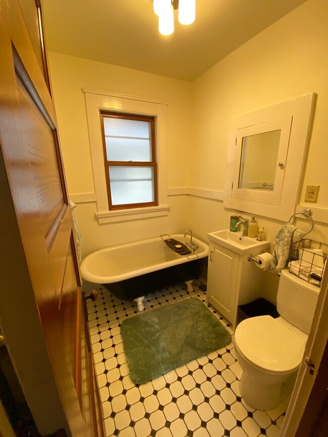 Building Photo - 2104 E Mifflin St