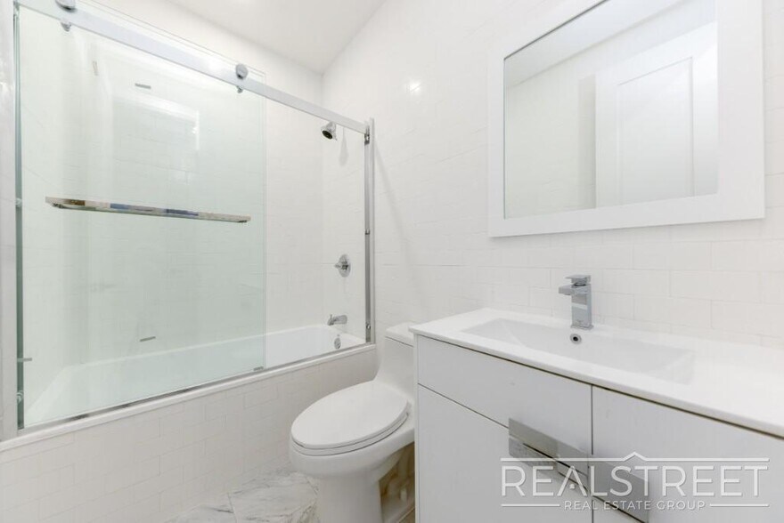 Building Photo - Brand New Large 3 Bed 2 Bath in Bushwick Townhouse!