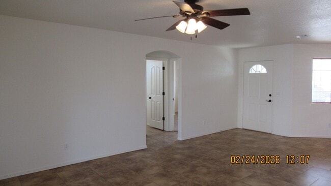 Building Photo - 3 Bedroom 2 bathroom 2 car garage