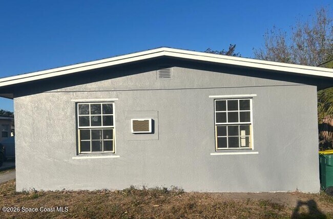 Building Photo - 613 Paw Paw St