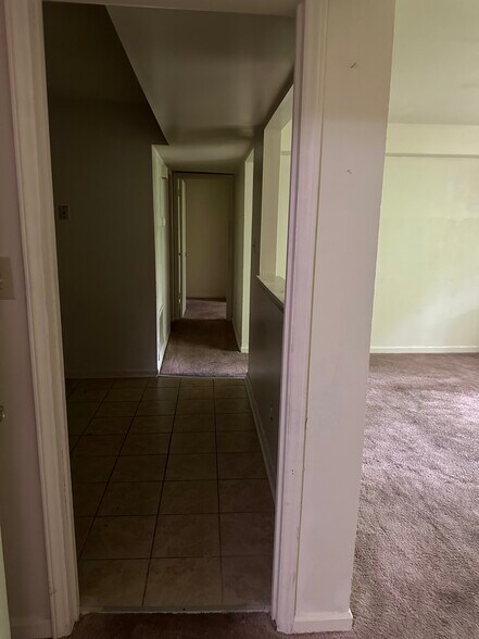 Building Photo - 1st Month FREE - Hill Court Apartments