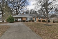 Building Photo - Ranch Style Home in Camphill