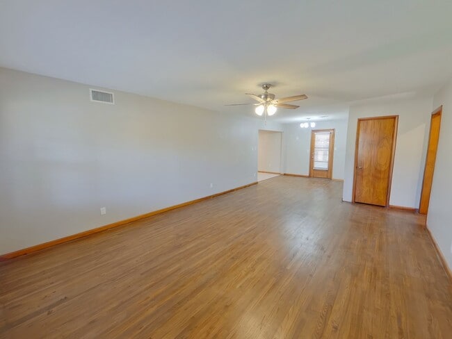 Building Photo - 2122 S Chautauqua Ave