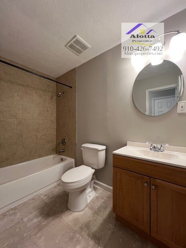 Building Photo - 3662 Golfview Rd